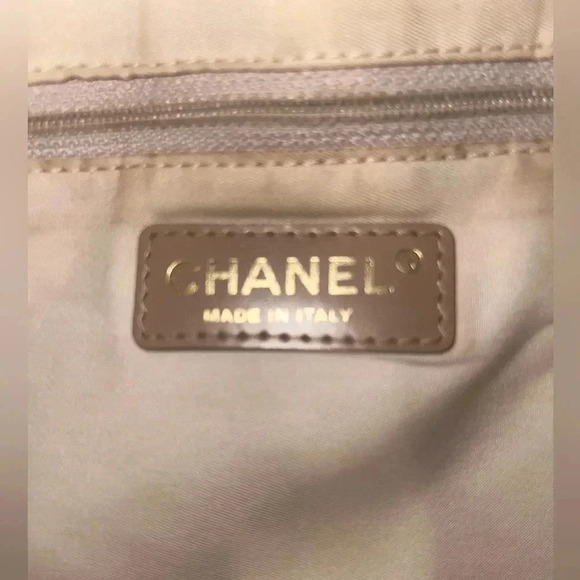 CHANEL
MEDIUM Travel Ligne Tote - Picture 8 of 16